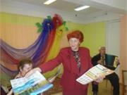 Киселева Ида Петровна дарит гостям памятные календари